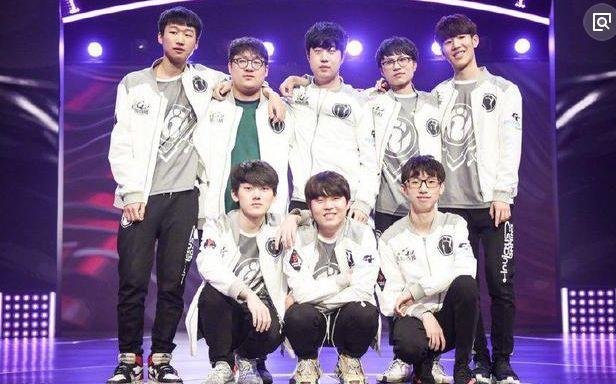 卡拉格：我预测药厂会晋级8强；我是穆西亚拉的超级粉丝.